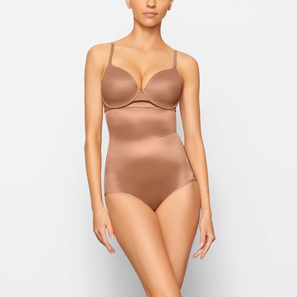 NWT SKIMS Barely There High Waisted Brief size M in color sienna